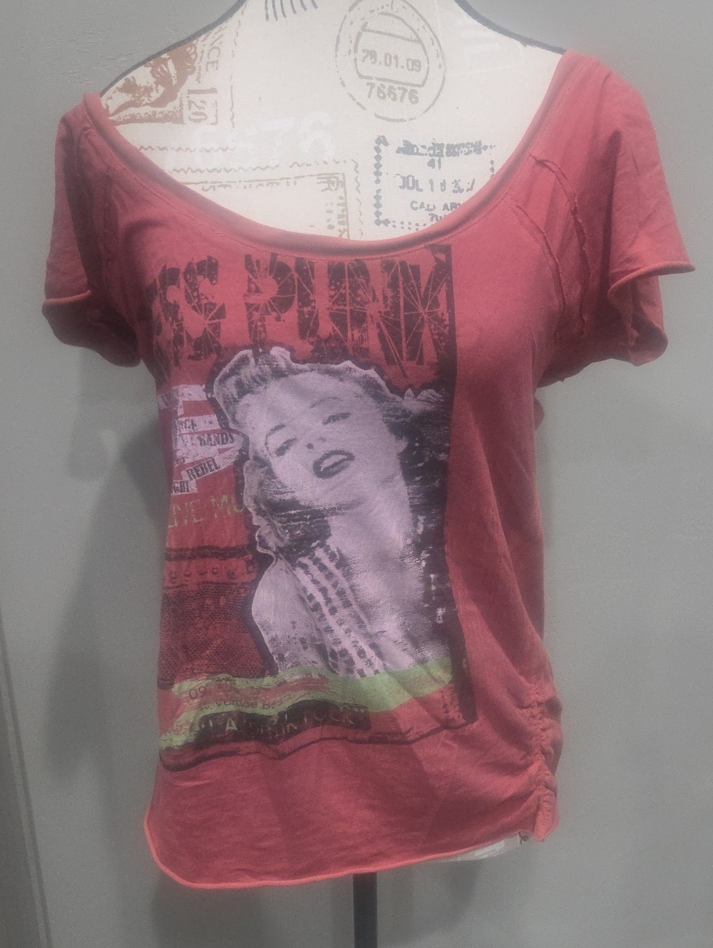 Guess Short-Sleeve Scoop Neck Graphic Tee in Rose